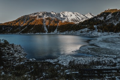 山附近的水域
